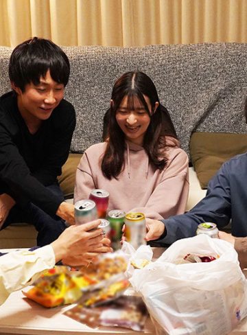 「女1人で参加したのが間違いでした…」 宅飲みで同級生達に廻された女子大生。 さくらわかな